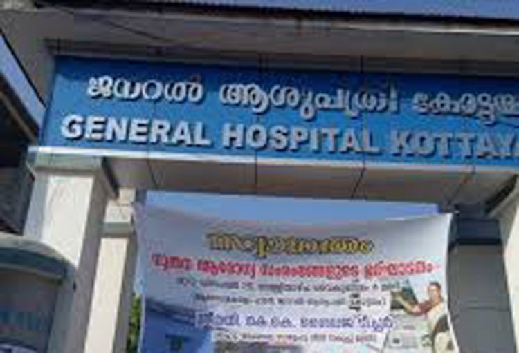 അർധരാത്രി ജനറൽ ആശുപത്രിയ്ക്കു മുകളിൽ മരം വീണു: ആശുപത്രി വളപ്പിലെ മരം മറിഞ്ഞു വീണത് പതിനൊന്നാം വാർഡിനു മുകളിൽ; രോഗികളുടെ മൂന്ന് കൂട്ടിരിപ്പുകാർക്ക് പരിക്ക്