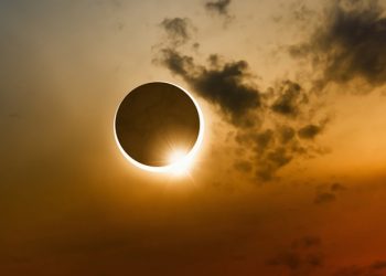 സൂര്യഗ്രഹണം കാത്ത് ലോകം; ആദ്യം കാസർകോട്ടും. കോട്ടയത്തും ഗ്രഹണം 8.10 മുതൽ. കോട്ടയത്ത് 9.29 നു പൂർണ ഗ്രഹണം നടക്കും. സൂര്യൻ 90% മറയും 