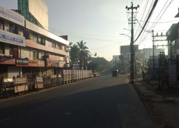 കോട്ടയം ജില്ലയിൽ ഹർത്താൽ ഏതാണ്ട് പൂർണം. സ്വകാര്യ ബസുകൾ സർവീസ് നടത്തുന്നില്ല. വിജനമായി കോട്ടയത്തെ പാതയോരങ്ങൾ. വലഞ്ഞു വിദ്യാർത്ഥികളും, പൊതുജനങ്ങളും.