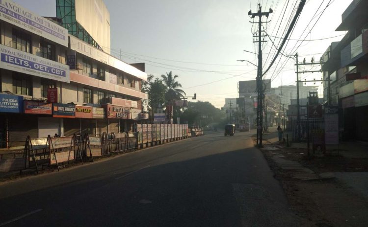 കോട്ടയം ജില്ലയിൽ ഹർത്താൽ ഏതാണ്ട് പൂർണം. സ്വകാര്യ ബസുകൾ സർവീസ് നടത്തുന്നില്ല. വിജനമായി കോട്ടയത്തെ പാതയോരങ്ങൾ. വലഞ്ഞു വിദ്യാർത്ഥികളും, പൊതുജനങ്ങളും.