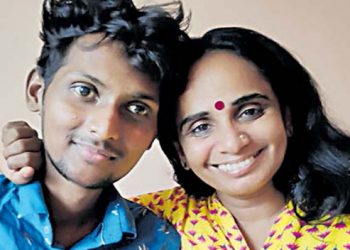 ഇത് കോട്ടയം തിരുവഞ്ചൂർ  സ്വദേശി സീത. അച്ഛനും അമ്മയും ഇല്ലാത്ത യുവാവിന് സ്വന്തം വൃക്ക നൽകിയ കാരുണ്യവതി . കോട്ടയത്തിന്റെ അഭിമാനമായ സീതയുടെ കഥ ഇങ്ങനെ !!