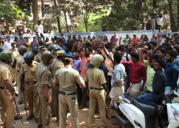 വി​ദ്യാ​ർ​ഥി സം​ഘ​ർ​ഷം ; സി​എം​എ​സ് കോ​ള​ജി​ന് തി​ങ്ക​ളാ​ഴ്ച അ​വ​ധി