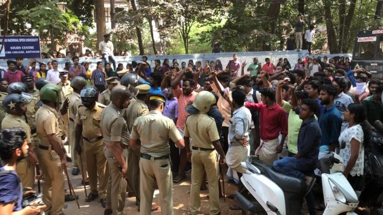 വി​ദ്യാ​ർ​ഥി സം​ഘ​ർ​ഷം ; സി​എം​എ​സ് കോ​ള​ജി​ന് തി​ങ്ക​ളാ​ഴ്ച അ​വ​ധി