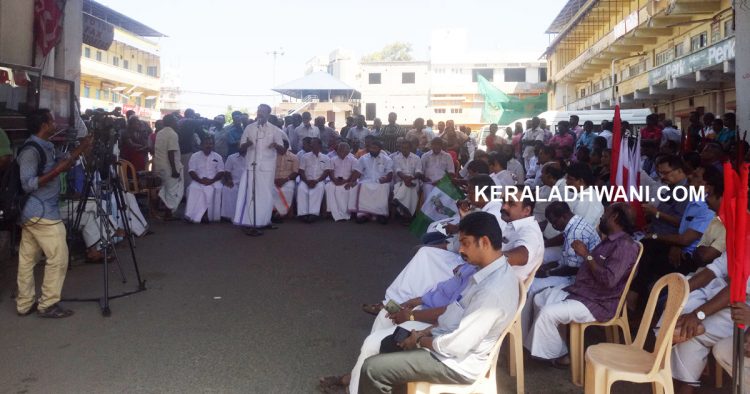 പണിമുടക്ക്: കോട്ടയത്തു അനിഷ്ട സംഭവങ്ങൾ കുറവ്. തിരുവല്ലയില്‍ ബാങ്കുകള്‍ അടപ്പിച്ചു, പമ്പ  കെ എസ ആർ ടി സി സർവീസ് നടത്തുന്നു.  കടകമ്പോളങ്ങൾ അടഞ്ഞു കിടക്കുന്നു. കൊച്ചിയിൽ പൂർണം