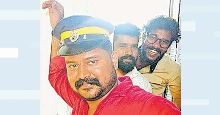 പോലീസ് തൊപ്പി കുറച്ചു നേരം എനിക്കിരിക്കട്ടെ !! സ്റ്റേഷനിൽ പൊലീസ് തൊപ്പിവച്ച് സിപിഎം ബ്രാഞ്ച് സെക്രട്ടറിയുടെ സെൽഫി