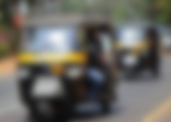 മാങ്ങാനം സ്‌കൂൾ ജംക്ഷനിൽ ഓട്ടോയിൽ നിന്ന് തീയും പുകയും ഉയർന്നത് നാട്ടുകാരിൽ പരിഭ്രാന്തി പരത്തി .