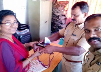 നഗരമധ്യത്തിൽ കളഞ്ഞുകിട്ടിയ ബാഗ് തിരികെ ഉടമയ്ക്ക് നൽകി കോട്ടയം പോലീസ്