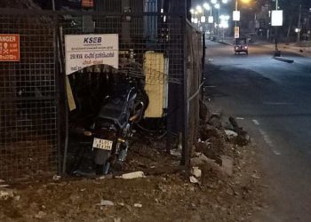 കോട്ടയം ശാസ്ത്രി റോഡിൽ നിയന്ത്രണം വിട്ട ബൈക്ക് ട്രാൻസ്‌ഫോമറിലേയ്ക്കു ഇടിച്ചു കയറി;  പുതുപ്പള്ളി സ്വദേശിയായ യുവാവിന് പരിക്ക്.