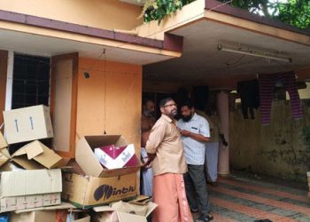 വീട് ജപ്തിക്കു വന്ന ബാങ്ക് അധികൃതരുടെ മുന്നിൽ പെട്രോൾ ഒഴിച്ച് വീട്ടമ്മയുടെ ആത്മഹത്യ ശ്രെമം. സംഭവം കോട്ടയം കാരാപ്പുഴയിൽ