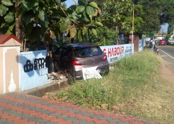 വീണ്ടും അപകട മേഖലയായി മാങ്ങാനം. മക്രോണി ജങ്ഷന് സമീപം വളവിൽ കാർ സ്വകാര്യ വ്യക്തിയുടെ പുരയിടത്തിലേക്കു ഇടിച്ച് കയറി. യാത്രക്കാർക്ക് പരിക്ക്.