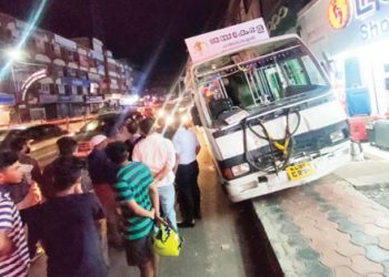 കോ​ട്ട​യം ബേ​ക്ക​ർ ജം​ഗ്ഷ​നു സ​മീ​പം നിയന്ത്രണം വിട്ട ബ​സ് ഫുട് പാത്തിൽ ഇടിച്ചു കയറി; ഒഴിവായത് വൻ ദുരന്തം