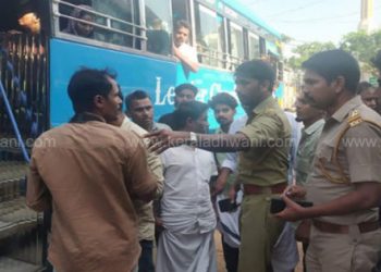 ഒടുവിൽ പണി പാലും വെള്ളത്തിൽ കിട്ടി. ബസിൽ നിന്ന് വിദ്യാർത്ഥിനി വീണ സംഭവത്തിൽ ഡ്രൈവറുടേയും കണ്ടക്ടറുടേയും ലൈസൻസ് സസ്പെൻഡ് ചെയ്യും