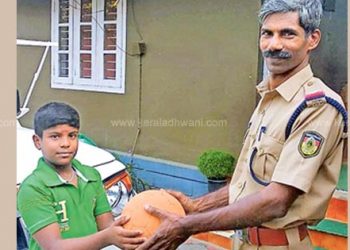 ഹലോ പോലീസ് അങ്കിൾ അല്ലേ ഇത് ? ഞാൻ അതുലാണ് വിളിക്കുന്നത്. എന്റെ കാണാതായ പന്ത് കണ്ടുപിടിച്ചു തരണം !! ഫോൺ കാൾ കേട്ട് അന്തം വിട്ടു പോലീസുകാർ !!