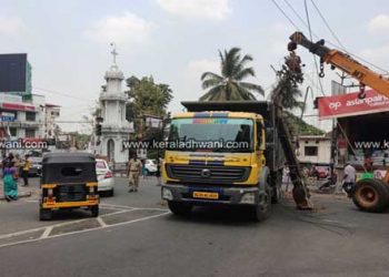 കോട്ടയം കഞ്ഞിക്കുഴിയെ നടുക്കി വാഹനാപകടം; ടോറസ് ലോറി വൈദുതപോസ്റ് പിഴുതെടുത്തു; ലൈനുകൾ പൊട്ടി വീണത് പുതുപ്പളളിയിലേക്കു ബസ് കാത്ത് നിന്നവരുടെ സൈഡിലേക്ക്; ലൈൻ ഓഫ് ആയതിനാൽ വൻ അപകടം ഒഴിവായി