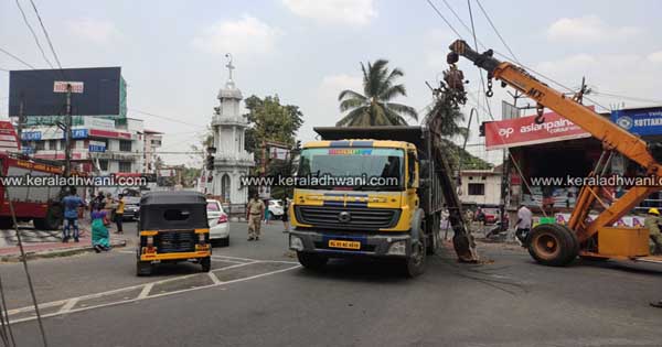 കോട്ടയം കഞ്ഞിക്കുഴിയെ നടുക്കി വാഹനാപകടം; ടോറസ് ലോറി വൈദുതപോസ്റ് പിഴുതെടുത്തു; ലൈനുകൾ പൊട്ടി വീണത് പുതുപ്പളളിയിലേക്കു ബസ് കാത്ത് നിന്നവരുടെ സൈഡിലേക്ക്; ലൈൻ ഓഫ് ആയതിനാൽ വൻ അപകടം ഒഴിവായി