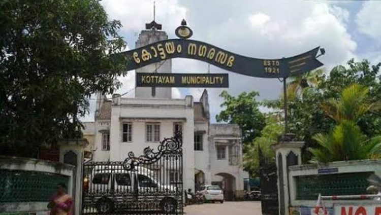 മഹാത്മാഗാന്ധിജി ഞങ്ങൾ കോട്ടയം കാർ അങ്ങയോടു ക്ഷമ ചോദിക്കുന്നു !! ഇത് സത്യത്തിൽ ഞങ്ങളുടെ തെറ്റല്ല !! നഗര സഭയുടേതുമല്ല !! ഷഷ്ടി പൂർത്തി തികഞ്ഞ ആ കൂവൽ വല്യപ്പന് പറ്റിയ തെറ്റ് മാത്രം  !!