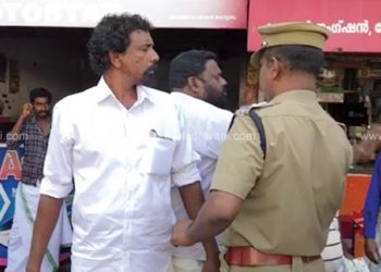 കോട്ടയത്ത് മുത്തൂറ്റ് സമരം റിപ്പോർട്ട് ചെയ്യാനെത്തിയ മാധ്യമപ്രവർത്തകർക്കുനേരെ കയ്യേറ്റം, ക്യാമറ തല്ലിത്തകർത്തു