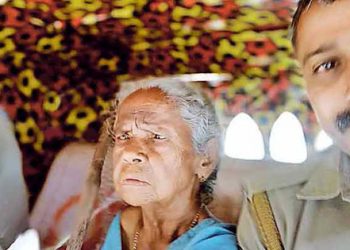 വഴിതെറ്റി കുറിച്ചി മന്ദിരം കവലയിൽ എത്തിയ വയോധികയ്ക്ക് ചിങ്ങവനം പൊലീസിന്റെ കരുതൽ