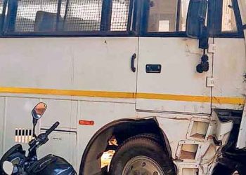 കോട്ടയത്തെ “ഇടി” വണ്ടിക്ക് “ഇടി” കിട്ടിയപ്പോൾ അറ്റകുറ്റപ്പണിക്ക് “മടി” !!