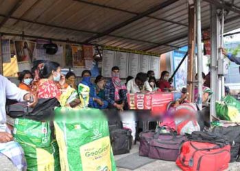 റെയില്‍വേ സ്‌റ്റേഷനില്‍ കുടുങ്ങിയ ഇതര സംസ്ഥാന തൊഴിലാളികള്‍ക്ക് ആശ്വാസവുമായി കോട്ടയം ജില്ലാ ഭരണകൂടം