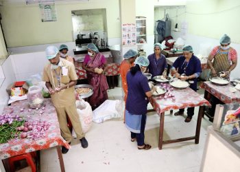 കൊറോണ; ആരും വിശക്കാതിരിക്കാന്‍ നാടെങ്ങും കമ്യൂണിറ്റി കിച്ചണുകള്‍ തുറന്നു