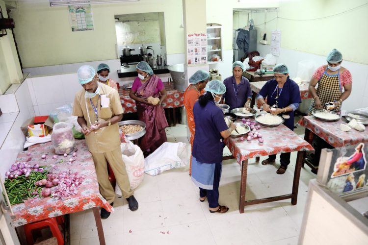 കൊറോണ; ആരും വിശക്കാതിരിക്കാന്‍ നാടെങ്ങും കമ്യൂണിറ്റി കിച്ചണുകള്‍ തുറന്നു