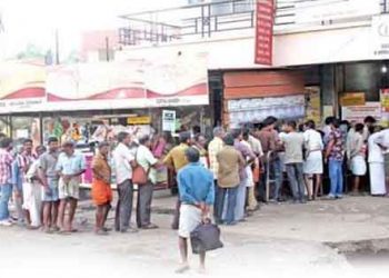 മദ്യം വാങ്ങുവാൻ തിരക്ക് കൂട്ടിയാൽ പോലീസിന്റെ “പെട” തികച്ചും സൗജന്യം !!