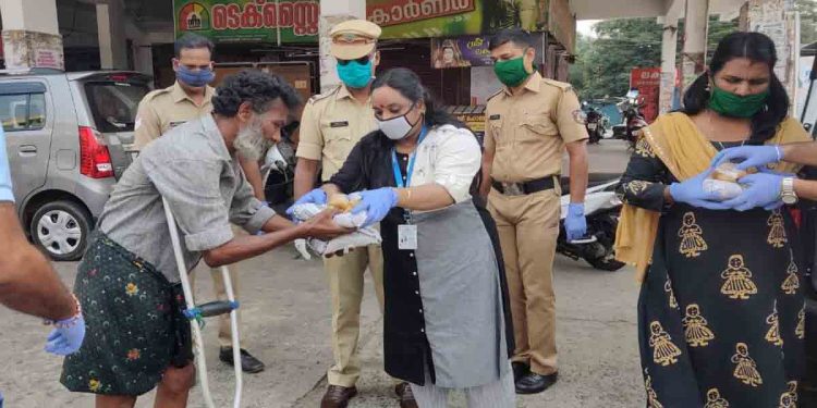 കോട്ടയംകാർക്ക് അന്നം മുടക്കാതെ സ്നേഹക്കൂട് അഭയമന്ദിരവും; ജില്ലയിൽ വിശക്കുന്നവർക്ക് ചോറും മോരുംവെള്ളവും വിതരണം ചെയ്തു.