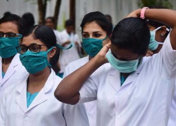 ന​ഴ്സു​മാ​ര്‍​ക്ക് ശ​മ്പ​ള​ര​ഹി​ത അ​വ​ധി അ​നു​വ​ദി​ക്കു​ന്ന​ത് ശ​രി​യ​ല്ല: ഒ​രു തൊ​ഴി​ലാ​ളി​യു​ടെ​യും വേ​ത​നം ഈ​യ​വ​സ​ര​ത്തി​ല്‍ മു​ട​ങ്ങ​രു​തെ​ന്നും മു​ഖ്യ​മ​ന്ത്രി