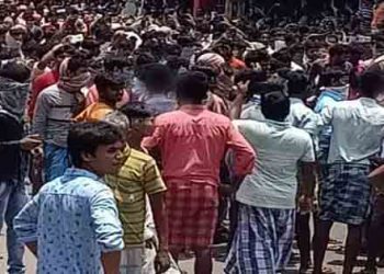 ചങ്ങനാശ്ശേരി പായിപ്പാട്ട്  ആഹാരവും യാത്ര സൗകര്യവും ആവശ്യപ്പെട്ട് ദേശീയ പാതയിൽ സമരത്തിന് ഇറങ്ങി അന്യ സംസ്ഥാന തൊഴിലാളികൾ; ഭക്ഷണവും വെള്ളവും കിട്ടുന്നില്ലെന്ന് പരാതി