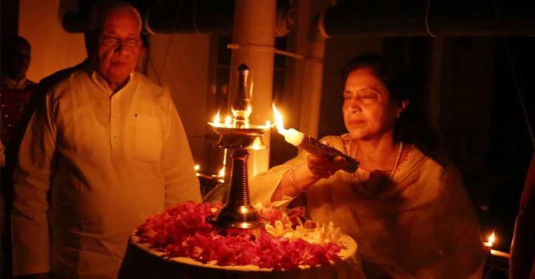 പ്രതീക്ഷയുടെ പ്രകാശം പരക്കട്ടെ.. കോവിഡ് വിരുദ്ധ പോരാട്ടം വിജയിക്കട്ടെ! പ്രധാനമന്ത്രിയുടെ ആഹ്വാനം ഏറ്റെടുത്തു ഇന്ത്യൻ ജനത