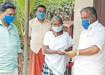 വിധവ പെൻഷൻ തുക മുഖ്യമന്ത്രിയുടെ ദുരിതാശ്വാസ നിധിയിലേക്ക് കൈമാറി അമ്മുക്കുട്ടി