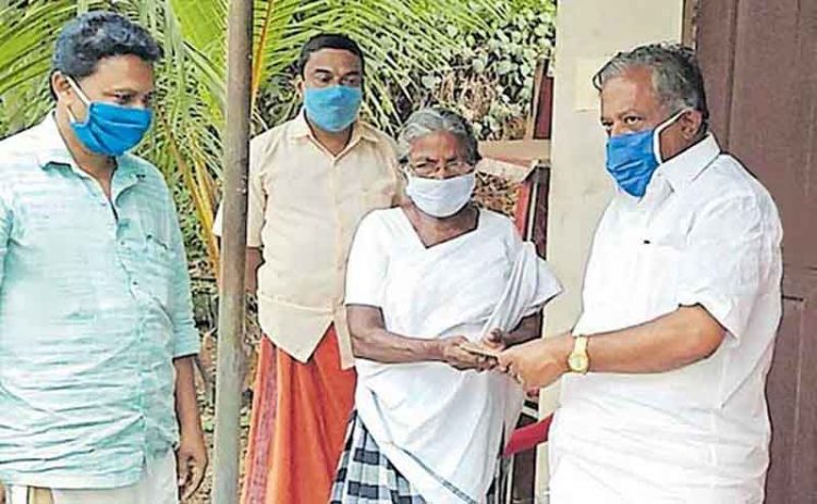 വിധവ പെൻഷൻ തുക മുഖ്യമന്ത്രിയുടെ ദുരിതാശ്വാസ നിധിയിലേക്ക് കൈമാറി അമ്മുക്കുട്ടി
