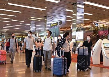 വിദേശരാജ്യത്ത് കുടുങ്ങിക്കിടക്കുന്ന പ്രവാസികളെ സൗജന്യമായി നാട്ടിലെത്തിക്കണമെന്ന് ആവശ്യപ്പെട്ട് സുപ്രീം കോടതിയിൽ ഹർജ്ജി