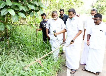 കളത്തിക്കടവ് പാലം മുതൽ കൊല്ലാട് ജംഗ്ഷൻ വരെ ശുചീകരണ പ്രവർത്തനങ്ങൾ നടത്തി