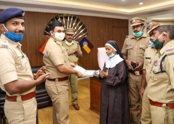 മുഖ്യമന്ത്രിയുടെ ദുരിതാശ്വാസ നിധിയിലേക്ക്  സ്വർണ്ണാഭരണം കൈമാറി സിസ്റ്റർ ലൂസി