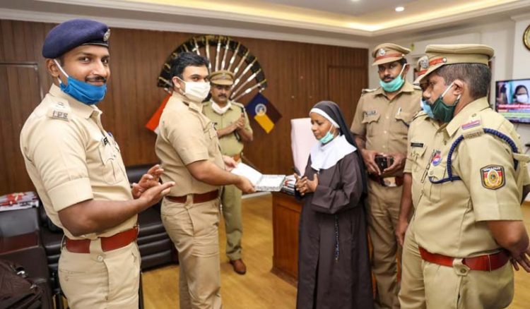 മുഖ്യമന്ത്രിയുടെ ദുരിതാശ്വാസ നിധിയിലേക്ക്  സ്വർണ്ണാഭരണം കൈമാറി സിസ്റ്റർ ലൂസി