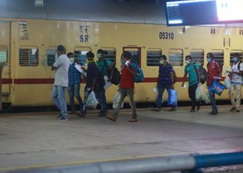 അവശ്യസാധനങ്ങളെല്ലാം പായ്ക്കറ്റില്‍; അതിഥി തൊഴിലാളികളുമായി ആദ്യ ട്രെയിന്‍ പുറപ്പെട്ടു