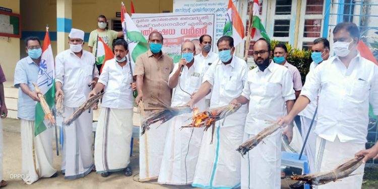 വർധിച്ച വൈദ്യുതിചാർജ് ഒഴിവാക്കുക എന്ന ആവശ്യം ഉന്നയിച്ചു ചൂട്ടു കറ്റ കത്തിച്ച്  കെ എസ്  ഇ ബി ഓഫീസിലേക്ക്  പ്രതിഷേധ മാർച്ചും ധർണയും നടത്തി