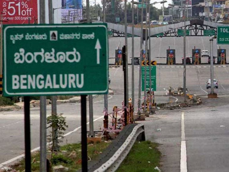 ഇന്ന് രാത്രി മുതല് ബംഗളൂരുവില് ലോക്ഡൗണ് ആരംഭിക്കും; നേരത്തെ ഷെഡ്യൂള് ചെയ്ത ഫ്ളൈറ്റുകളും ട്രെയിനുകളും സര്വ്വീസ് നടത്തും. ഈ അവസരത്തില് യാത്രക്കാരുടെ ടിക്കറ്റുകളെ പാസായി പരിഗണിക്കും.