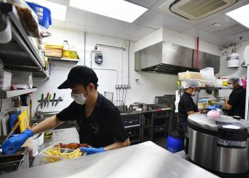 കോ​​വി​​ഡ് മു​​ൻ​​ക​​രു​​ത​​ലു​​ക​​ളു​​ടെ ഭാ​​ഗ​​മാ​​യി കോ​​ട്ട​​യം ജി​​ല്ല​​യി​​ലെ ഹോ​​ട്ട​​ലു​​ക​​ളു​​ടെ പ്ര​​വ​​ർ​​ത്ത​​ന സ​​മ​​യം പു​​നഃ​​ക്ര​​മീ​​ക​​രി​​ച്ചു; രാ​​വി​​ലെ ഏ​​ഴു മു​​ത​​ൽ വൈ​​കു​​ന്നേ​​രം അ​​ഞ്ചു വ​​രെ ഹോ​​ട്ട​​ലു​​ക​​ളി​​ൽ ഭ​​ക്ഷ​​ണം ഇ​​രു​​ന്നു ക​​ഴി​​ക്കാം. അ​​ഞ്ചു മ​​ണി​​ക്കു​​ശേ​​ഷം പാ​​ഴ്സ​​ൽ സ​​ർ​​വീ​​സ്