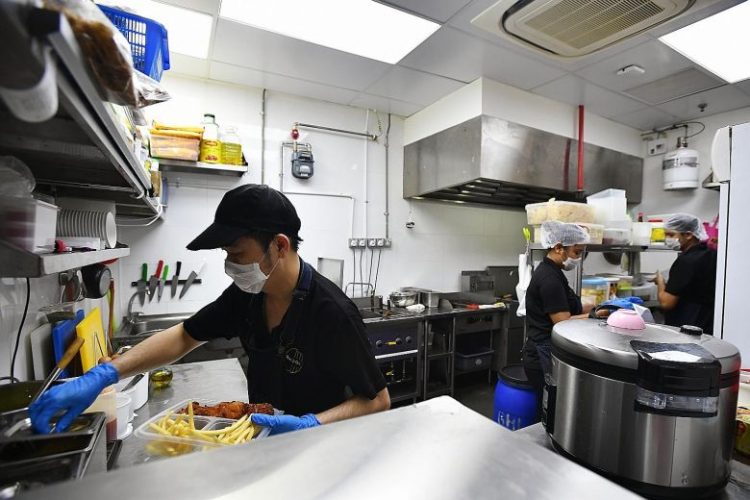 കോ​​വി​​ഡ് മു​​ൻ​​ക​​രു​​ത​​ലു​​ക​​ളു​​ടെ ഭാ​​ഗ​​മാ​​യി കോ​​ട്ട​​യം ജി​​ല്ല​​യി​​ലെ ഹോ​​ട്ട​​ലു​​ക​​ളു​​ടെ പ്ര​​വ​​ർ​​ത്ത​​ന സ​​മ​​യം പു​​നഃ​​ക്ര​​മീ​​ക​​രി​​ച്ചു; രാ​​വി​​ലെ ഏ​​ഴു മു​​ത​​ൽ വൈ​​കു​​ന്നേ​​രം അ​​ഞ്ചു വ​​രെ ഹോ​​ട്ട​​ലു​​ക​​ളി​​ൽ ഭ​​ക്ഷ​​ണം ഇ​​രു​​ന്നു ക​​ഴി​​ക്കാം. അ​​ഞ്ചു മ​​ണി​​ക്കു​​ശേ​​ഷം പാ​​ഴ്സ​​ൽ സ​​ർ​​വീ​​സ്