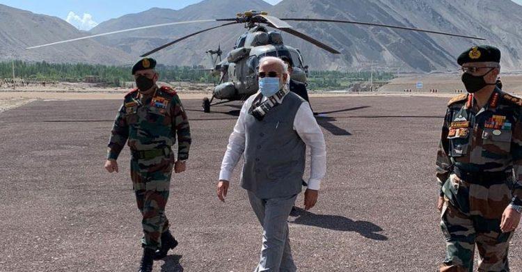 സംഘർഷം നിലനിൽക്കെ പ്രധാനമന്ത്രി നരേന്ദ്ര മോദി ലഡാക്കിലെത്തി; സേനാവിന്യാസം വിലയിരുത്തും