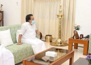 സെക്രട്ടേറിയറ്റിലെ തീപിടിത്തം: പ്രതിപക്ഷ നേതാവ് ഗവര്‍ണറെ കണ്ടു; അടിയന്തരമായി ഇടപടണമെന്നും മുഖ്യമന്ത്രിയോട് വിശദീകരണം തേടണമെന്നും ആവശ്യപ്പെട്ടു