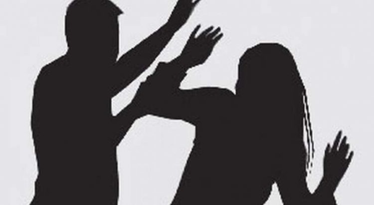 വിവാഹിതയായ യുവതിയോട് 26 കാരന് പ്രേമം ! തന്നെ ശല്യം ചെയ്യരുതെന്ന് യുവതി പല തവണ ആവര്‍ത്തിച്ചിട്ടും പിന്മാറാതെ യുവാവ്; ഒടുവില്‍ യുവതിയെ കുത്തി പരിക്കേല്‍പ്പിക്കുകയും ചെയ്തു…