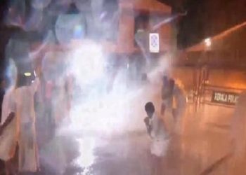 സെക്രട്ടേറിയറ്റിലെ തീ പിടിത്തം ദുരന്ത നിവാരണ സെക്രട്ടറി എ. കൗശിഗനും തിരുവനന്തപുരം ജില്ലാ ക്രൈം ബ്രാഞ്ചും അന്വേഷിക്കും; പ്രതിഷേധം തുടര്‍ന്ന് യൂത്ത് കോണ്‍ഗ്രസ്; ജലപീരങ്കി പ്രയോഗിച്ച് പൊലീസ്; സെക്രട്ടേറിയറ്റിന്റെ സുരക്ഷ കേന്ദ്രസേനയെ ഏല്‍പ്പിക്കണമെന്ന് ബിജെപി