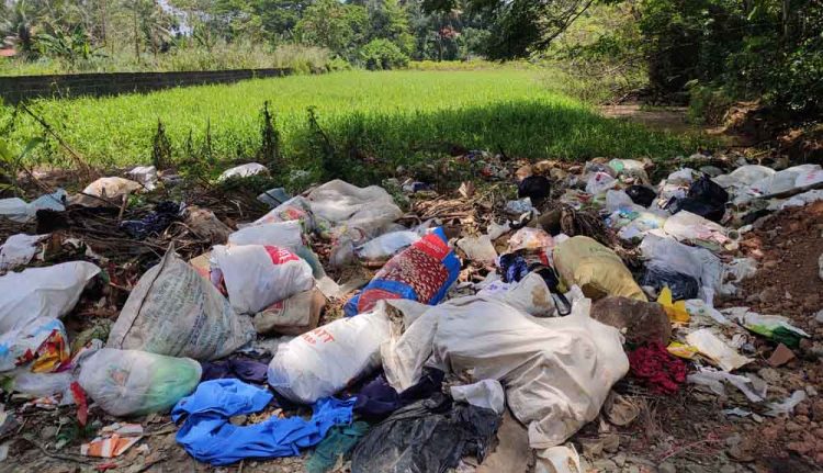 മാലിന്യ കൂമ്പാരമായി മാങ്ങാനം !! കോഴി വെയ്സ്റ്റ് മുതൽ ഗ്ലൗസ്, നാപ്കിൻസ് വരെ കൊണ്ട് തള്ളുന്നത് മാങ്ങാനം തുരുത്തേൽപാലത്തിനു സമീപം !!