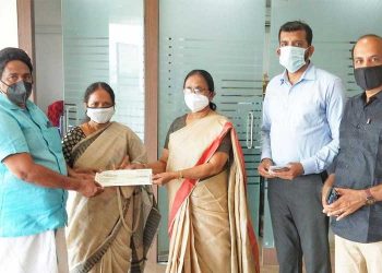 കോവിഡ് ഡ്യൂട്ടിക്കിടെ കനിവ് 108 ആംബുലന്‍സ് അപകടത്തില്‍പ്പെട്ട് മരണമടഞ്ഞ ഡോണയുടെ മാതാപിതാക്കള്‍ക്ക് 10 ലക്ഷം രൂപ കൈമാറി