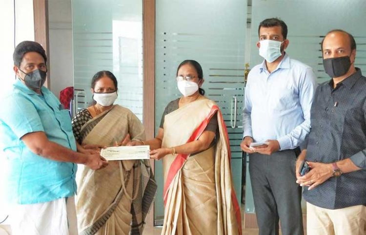 കോവിഡ് ഡ്യൂട്ടിക്കിടെ കനിവ് 108 ആംബുലന്‍സ് അപകടത്തില്‍പ്പെട്ട് മരണമടഞ്ഞ ഡോണയുടെ മാതാപിതാക്കള്‍ക്ക് 10 ലക്ഷം രൂപ കൈമാറി