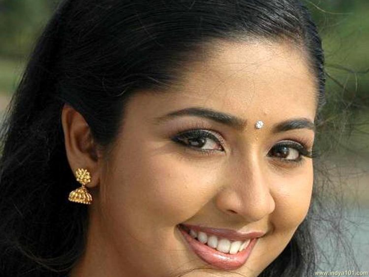 നവ്യ ആശ്വാസത്തിലാണ്… അന്നത്തെ വേഷം ഇന്നായിരുന്നെങ്കില്‍ ആളുകള്‍ എന്നെ വലിച്ചുകീറി ഒട്ടിച്ചേനെ